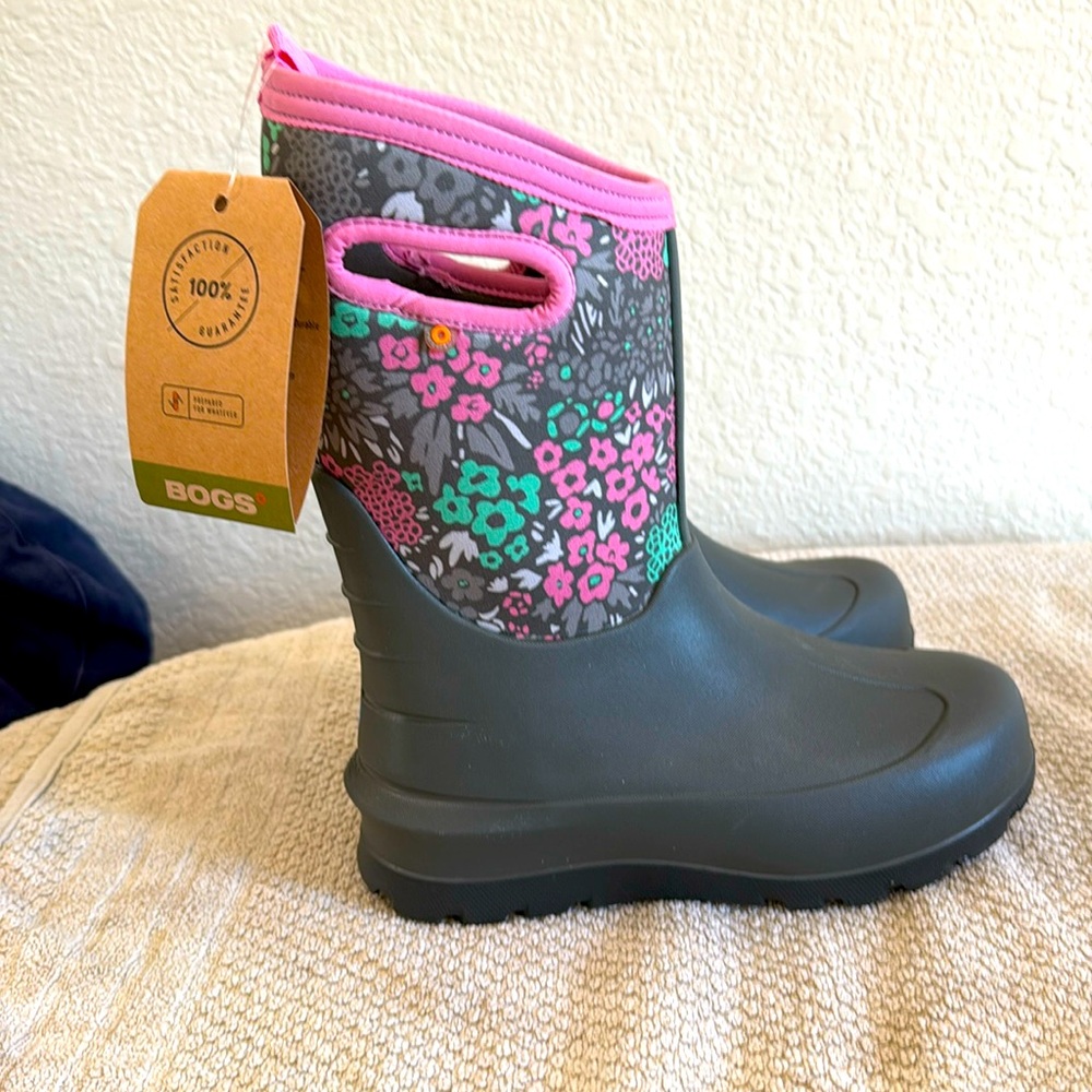 Brand NEW with tags! Kids Waterproof and Insulated BOG boots size 4